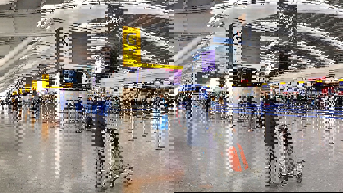 بريطانيا تلغي شرط الحجر الصحي الفندقي للقادمين من عشرات الدول