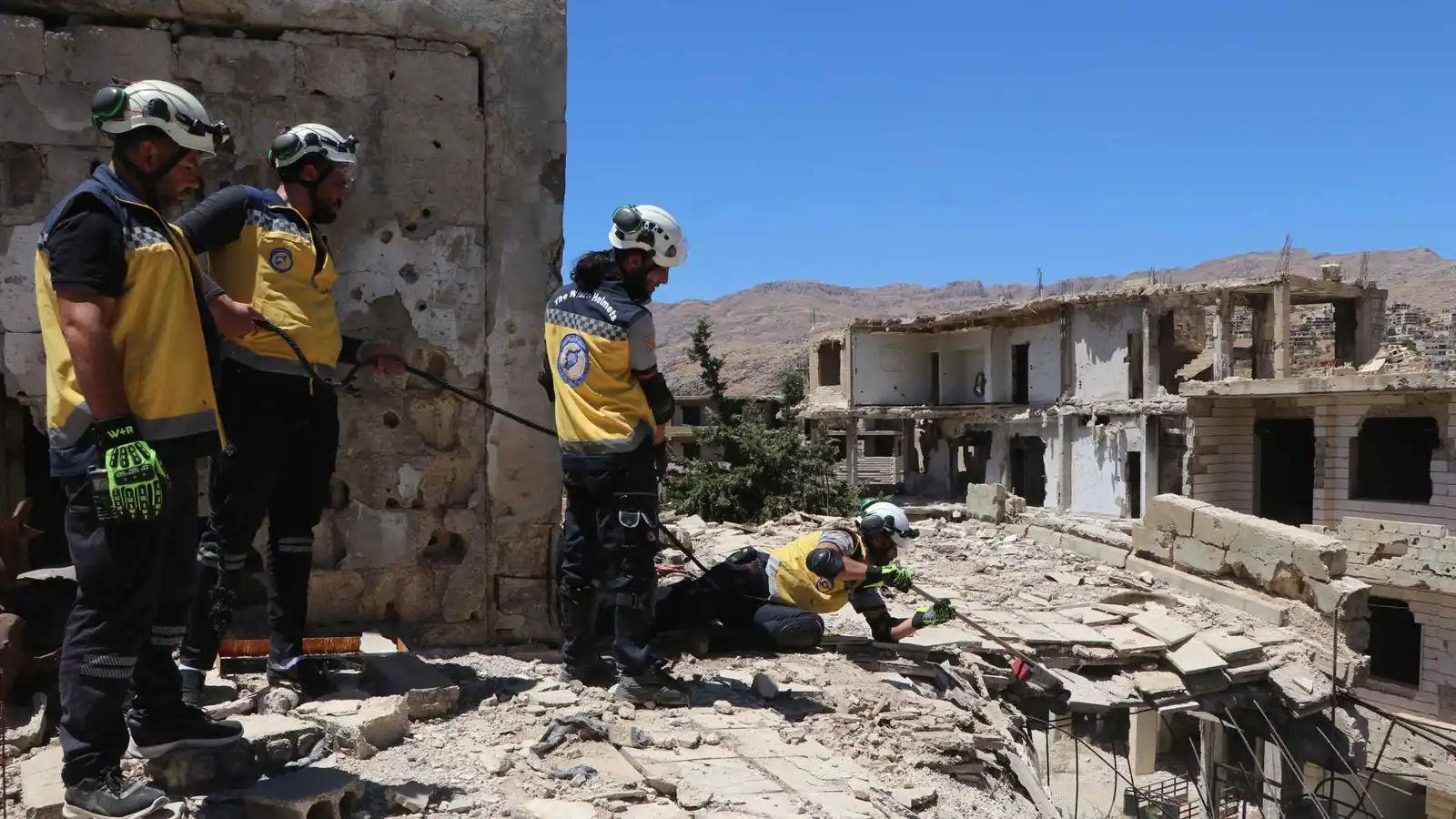 انهيار مبنى يوقع 4 إصابات حرجة في سوريا (صور)