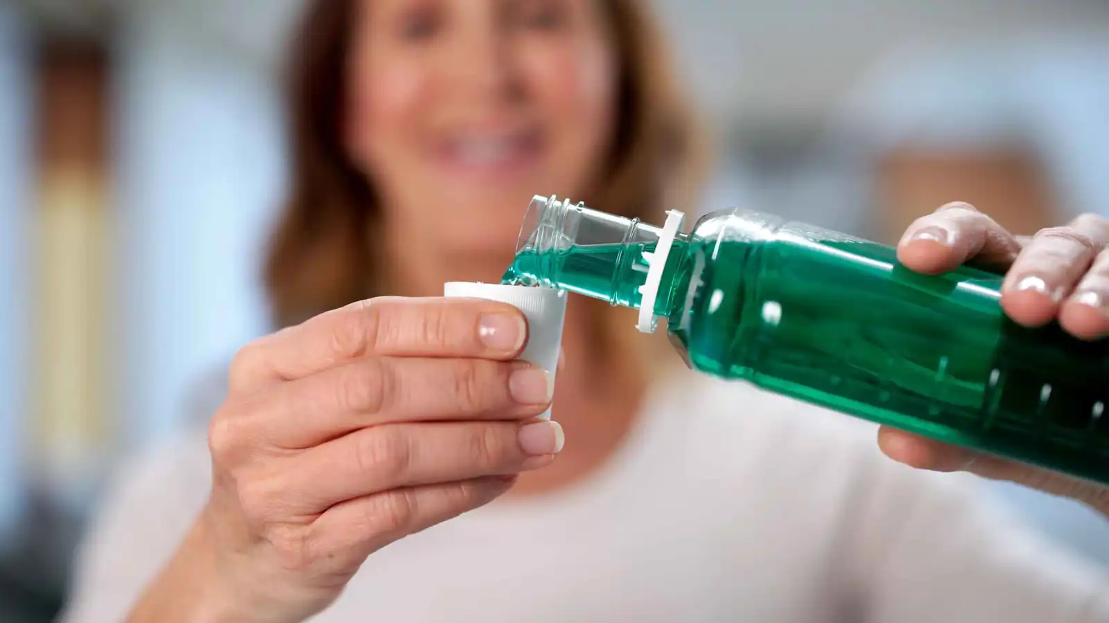 هل يهدد غسول الفم صحة قلبك؟ إليك ما يقوله العلم بعيداً عن "الترند"