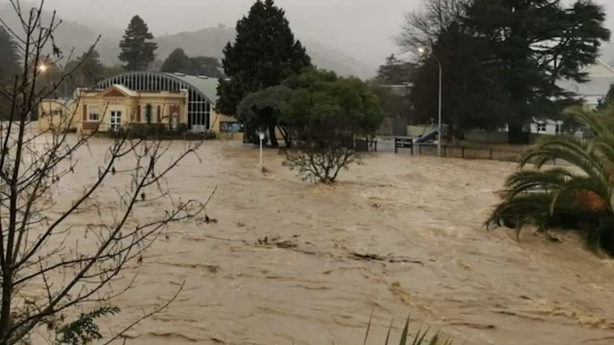 السيول تجتاح أوكلاند.. وإلغاء حفل إلتون جون