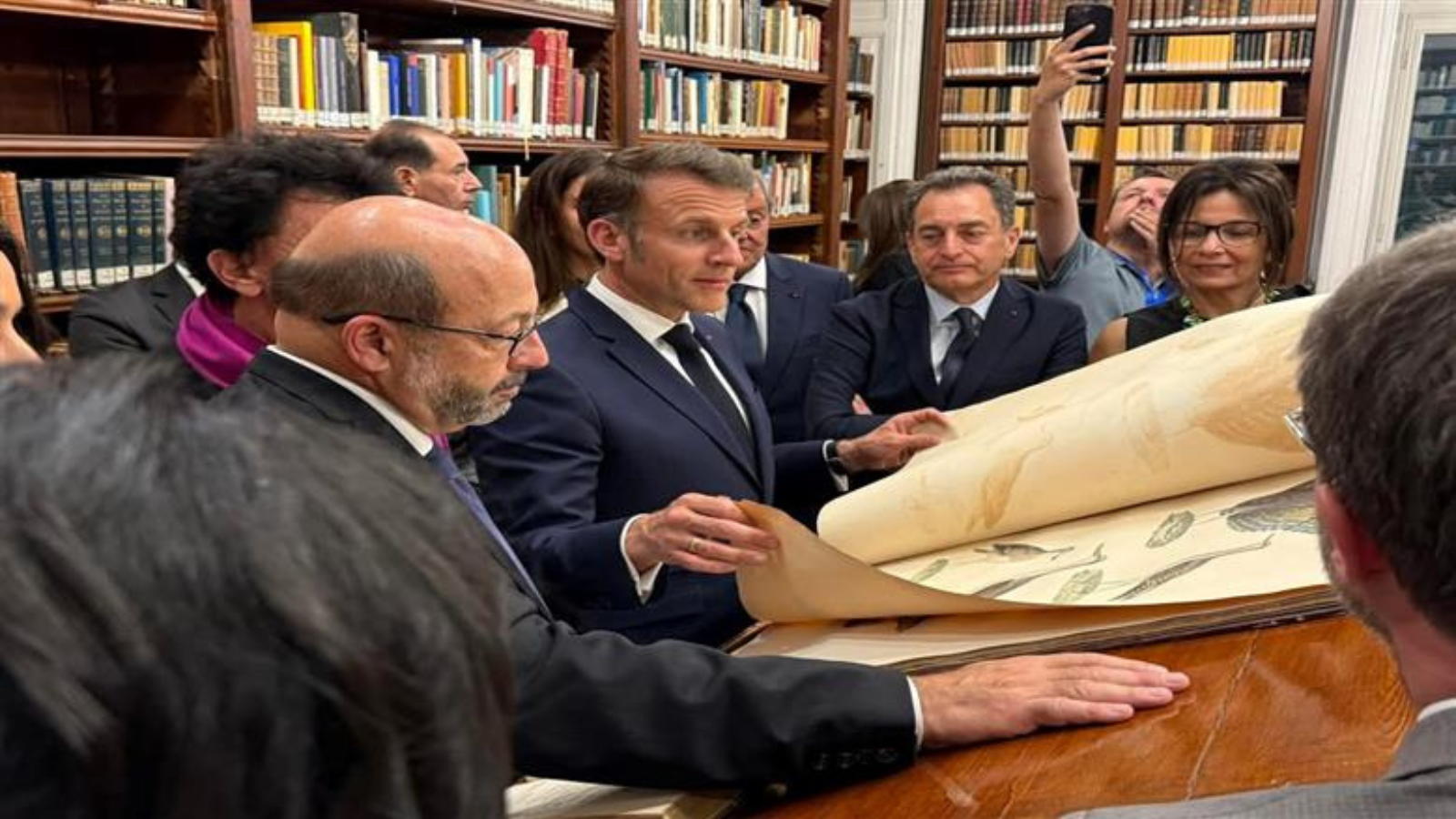 صور ماكرون مع نجوم مصر تشعل مواقع التواصل الاجتماعي