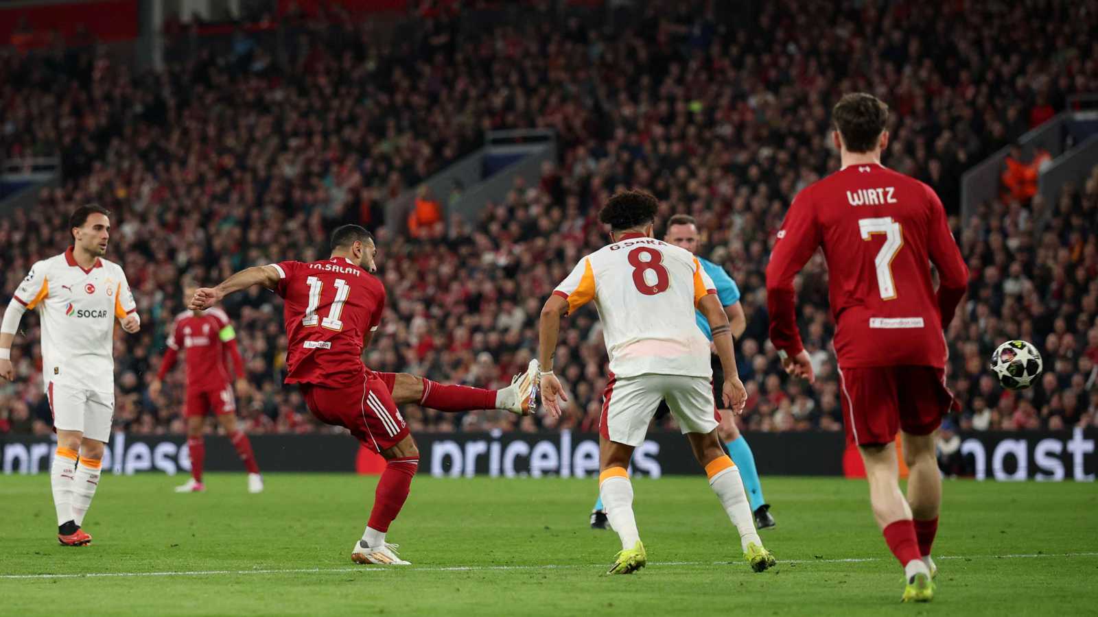 لم ينتهِ بعد.. ردود فعل رائعة من جمهور ليفربول بعد تألق محمد صلاح 