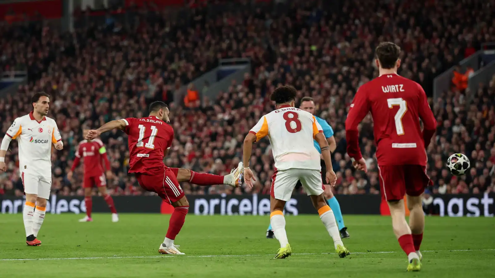 لم ينتهِ بعد.. ردود فعل رائعة من جمهور ليفربول بعد تألق محمد صلاح