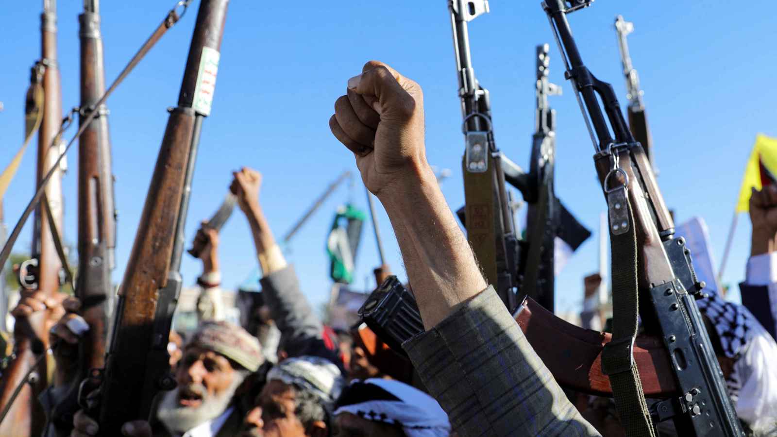 الحوثيون يمنعون عمال مصنع من دخوله في الحديدة (فيديو)