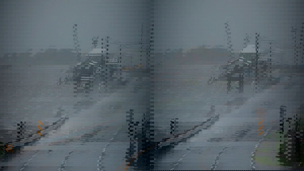 الإعصار أيدا يوجه ضربة إلى إنتاج النفط الأمريكي وإمدادات البنزين