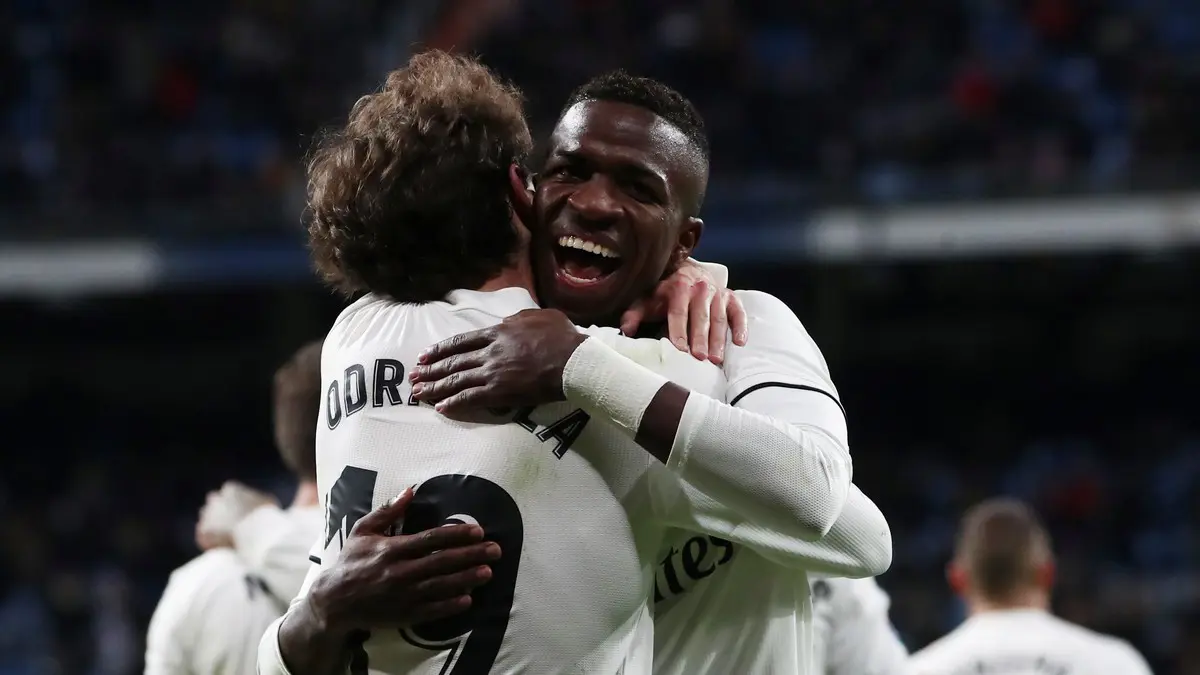 ألتراس ريال مدريد يطالبون فلورنتينو بيريز بالرحيل.. والشرطة تطردهم