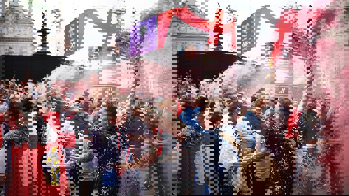 نهائي يورو 2020: جماهير إنجلترا تضرب بعضها بعضا أمام ملعب ويمبلي