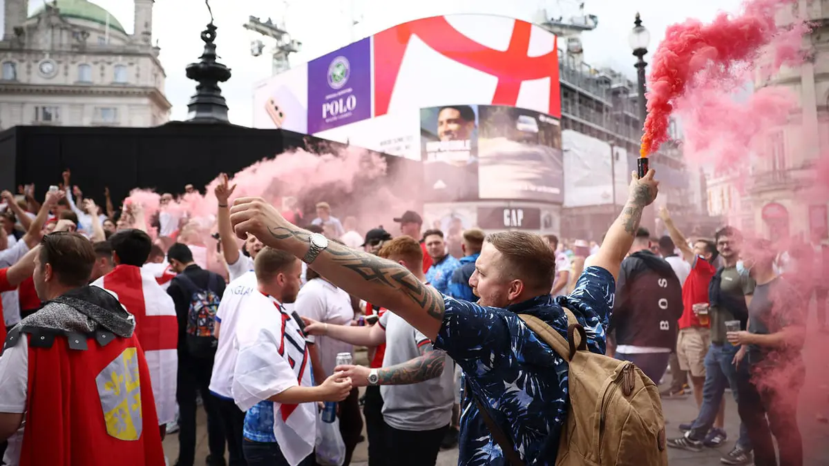 نهائي يورو 2020: جماهير إنجلترا تضرب بعضها بعضا أمام ملعب ويمبلي