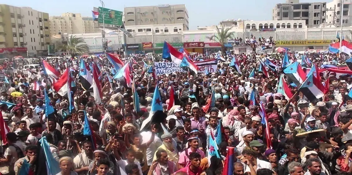 توافد الحشود لإحياء ذكرى ثورة 14 أكتوبر في عدن