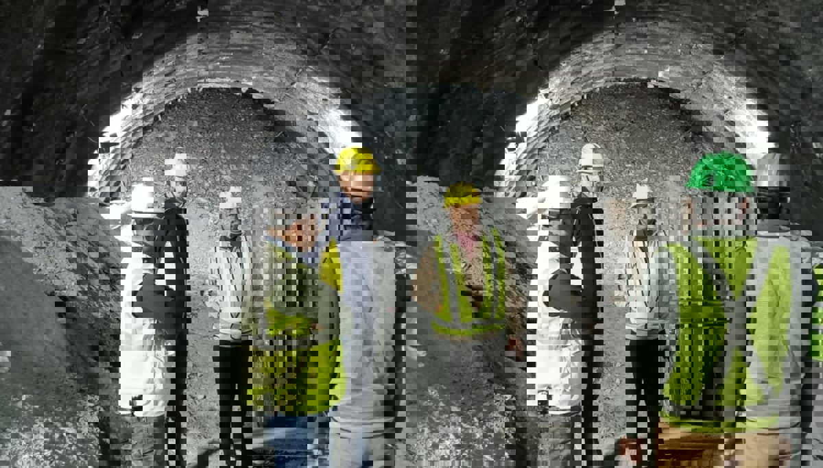 الصخور تعيق الوصول إلى 40 عاملًا هنديًّا محاصرين في نفق  