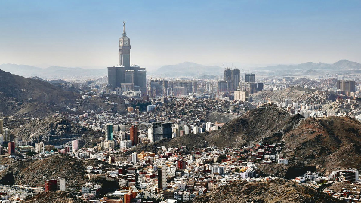 وفاة سعودي بانهيار مبنى بعد اشتعاله في مكة المكرمة (صور)