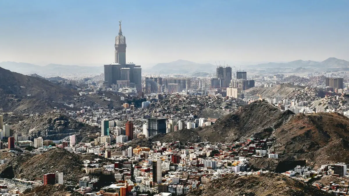 وفاة سعودي بانهيار مبنى بعد اشتعاله في مكة المكرمة (صور)