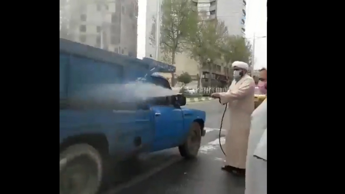 رجال دين في قم الإيرانية يعقمون السيارات في الشوارع من كورونا (فيديو)