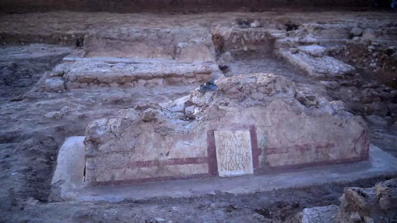 اكتشاف مقبرة أثرية تحت مستشفى في تونس (صور)