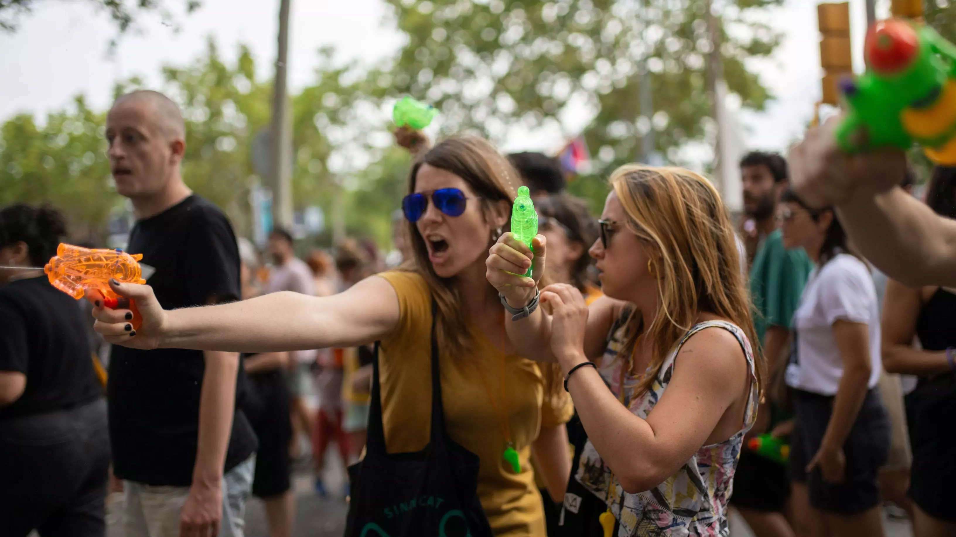 بمسدسات المياه.. احتجاجات ضد "السياحة المفرطة" في برشلونة (صور)