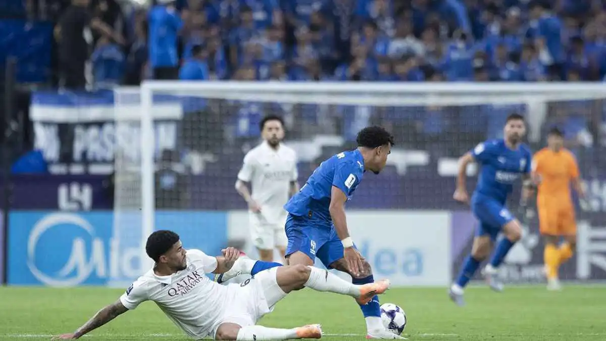 يجب أن يكون أول الراحلين.. الزلال يشن هجوما على نجم الهلال السعودي (فيديو)