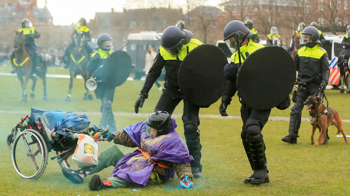 هولندا.. أعمال شغب واعتقالات خلال تظاهرات كورونا