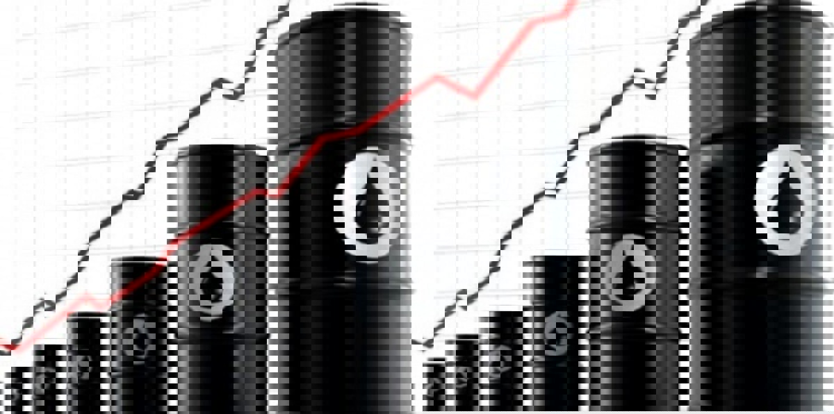 النفط يصعد بفعل احتمال تمديد خفض أوبك لكنه يواجه خسائر أسبوعية