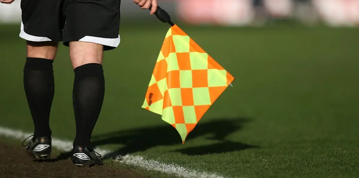 إيقاف 11 لاعبًا ومدربًا في واقعة الاعتداء على حكام مصريين (فيديو)