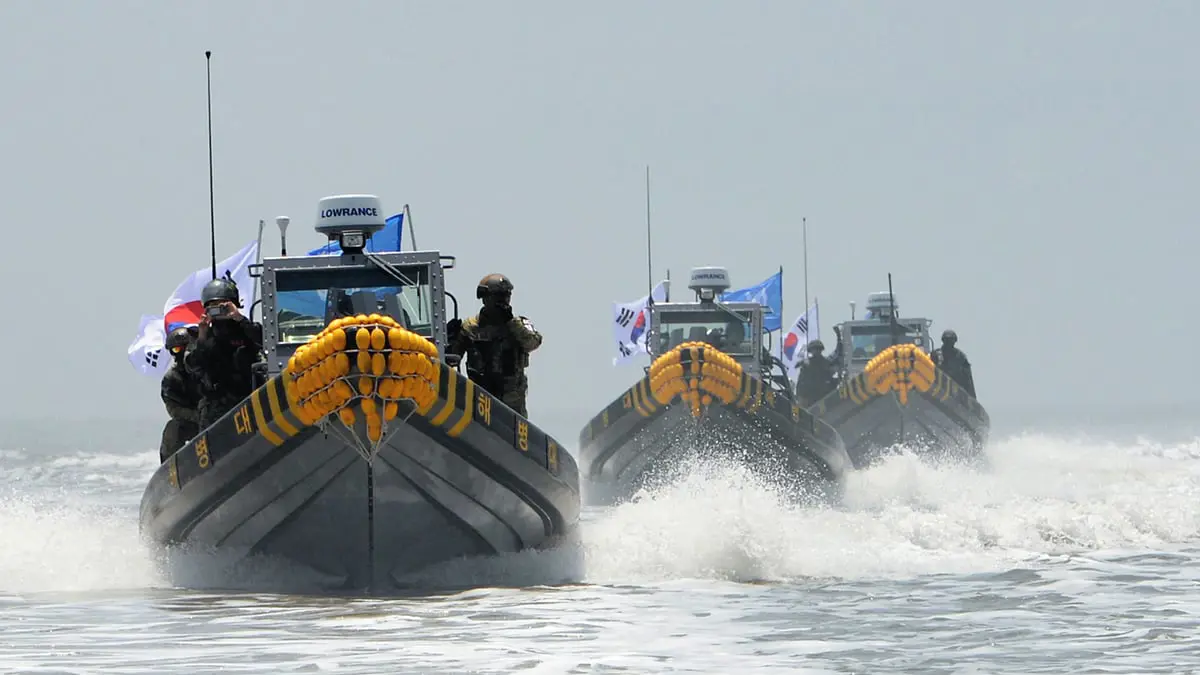 كوريا الجنوبية تحتجز قارب صيد كوريًا شماليًا انتهك الحدود