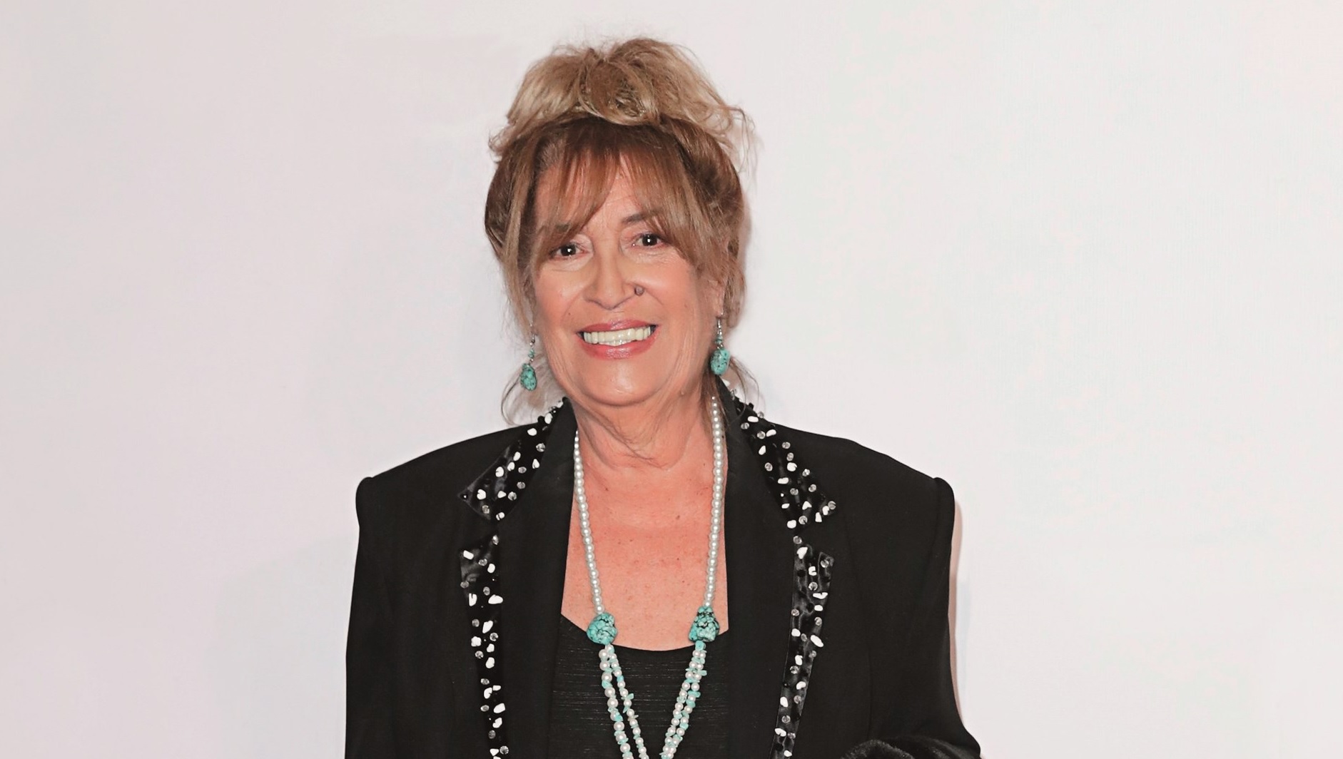 خلال التكريم.. وزيرة سورية تقبل يد منى واصف (فيديو)