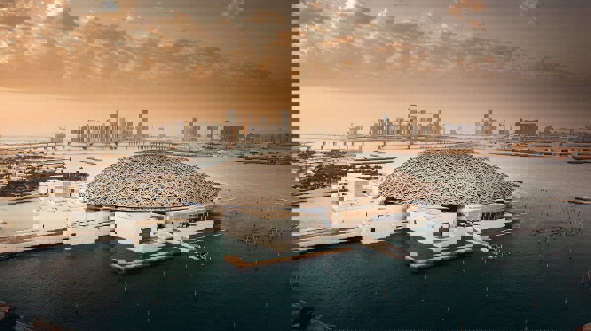 متحف اللوفر الباريسي يعير إحدى أشهر لوحات دافينشي إلى فرعه في أبوظبي
