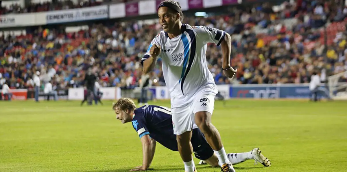 رونالدينيو يبدع ويسجل هدفًا رائعًا في مباراة خيرية من أجل السلام (فيديو)