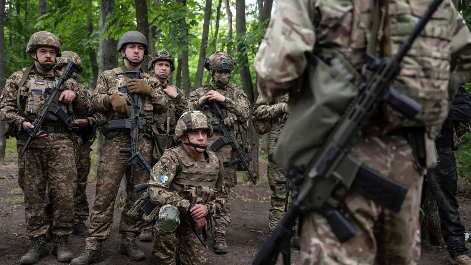 وسط جبهات مشتعلة.. أوكرانيا عاجزة عن تسريح جنودها بسبب "تشريعي"