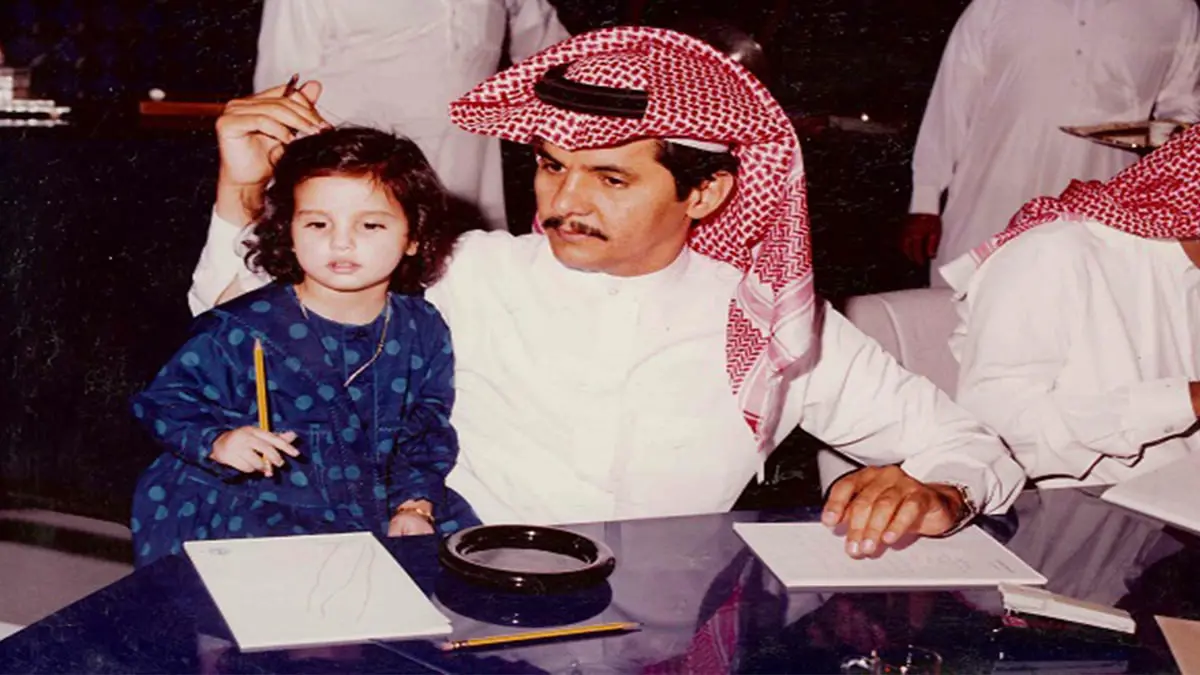 من هو الفوتوغرافي صالح العزاز والد نائبة الأمين العام لمجلس الوزراء السعودي؟