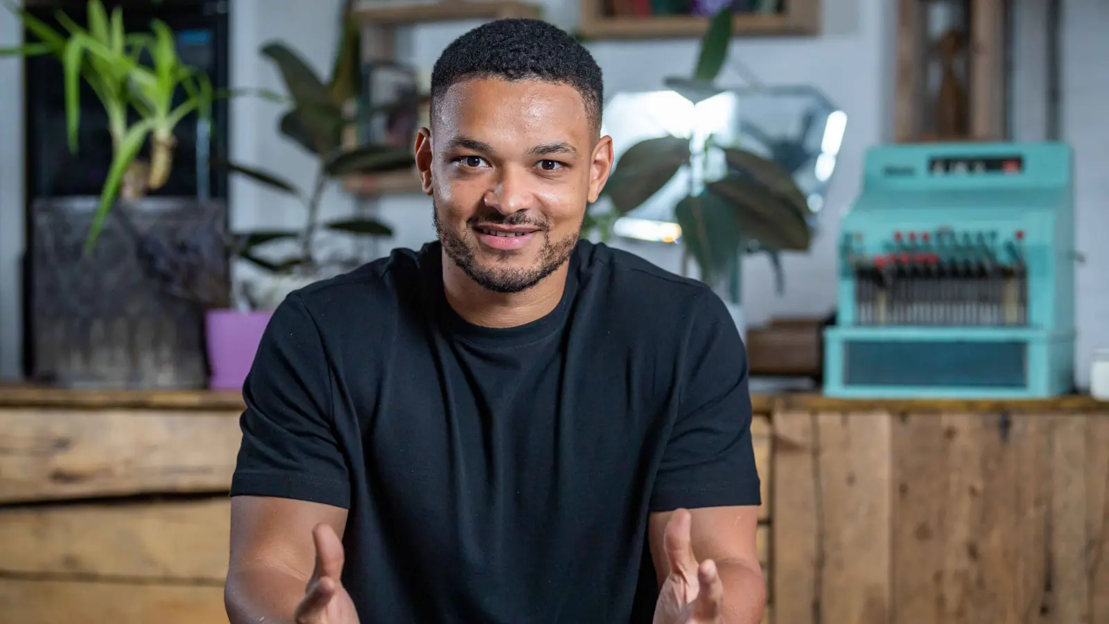 دون مقابل.. "يوتيوبر" يتهم المنصة باستغلال المحتوى لصالح الذكاء الاصطناعي