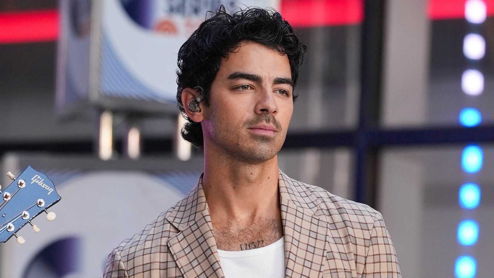 جو جوناس يُشيد بألبوم تايلور سويفت الجديد