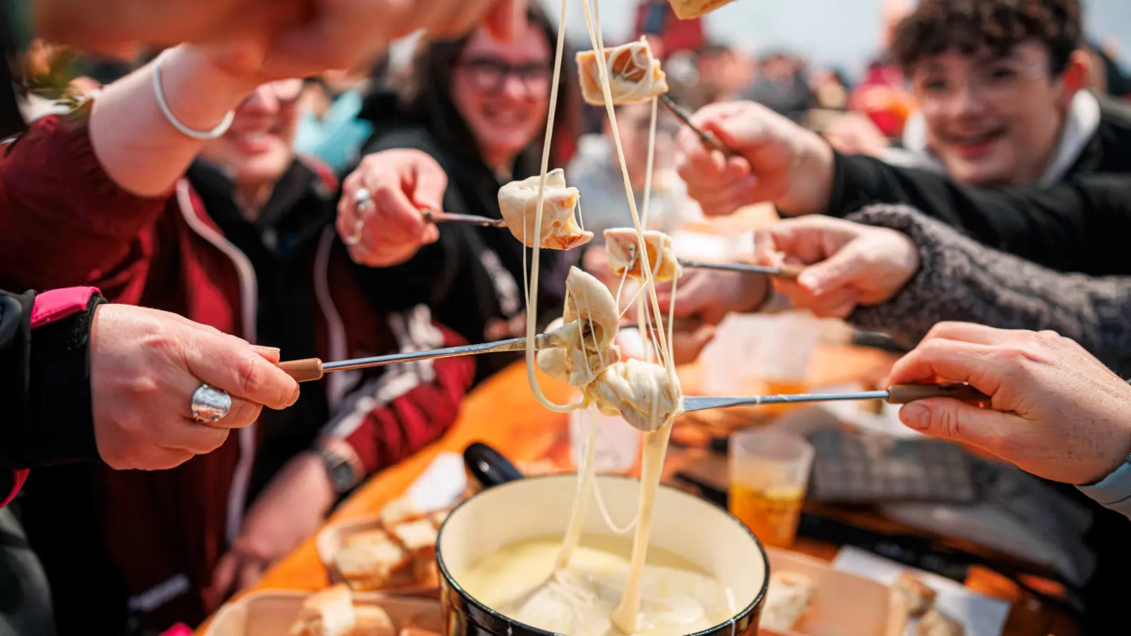 فرنسا تسجل أكبر طبق "فوندو جبن مذاب" في غينيس (صور)