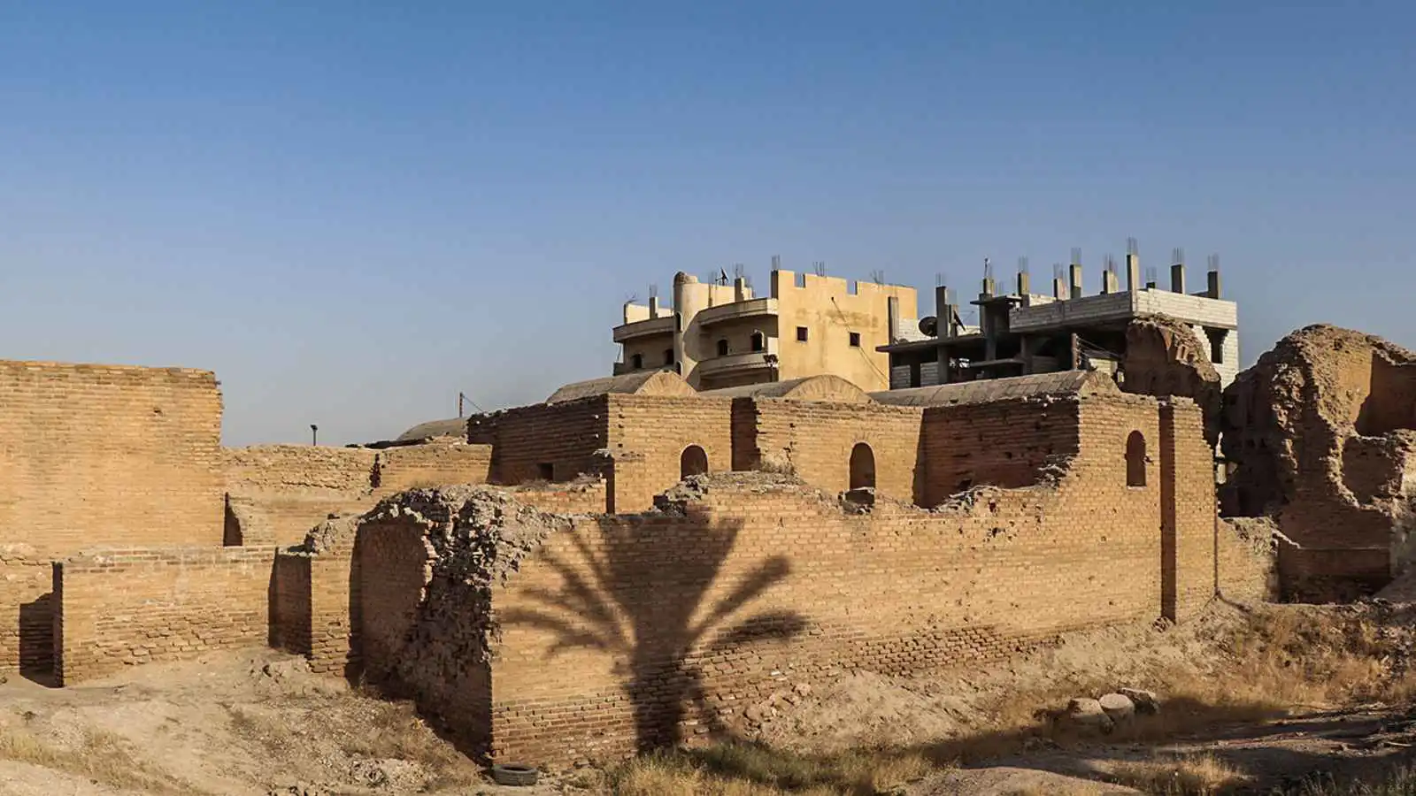 كيف تحوّل قصر "البنات" التاريخي لمكب نفايات.. وهل ينجح السوريون بتنظيفه؟