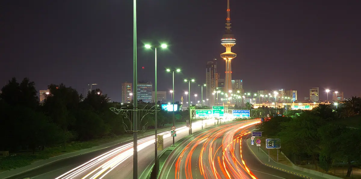 بالفيديو.. شاب بحالة هستيرية يعتدي على فتاة في أحد شوارع الكويت