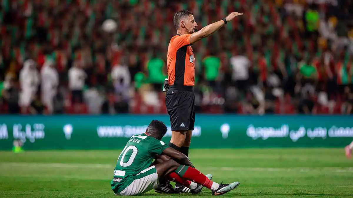 أثّر في النتيجة.. خطأ كارثي لحكم مباراة الأهلي والاتفاق (فيديو)