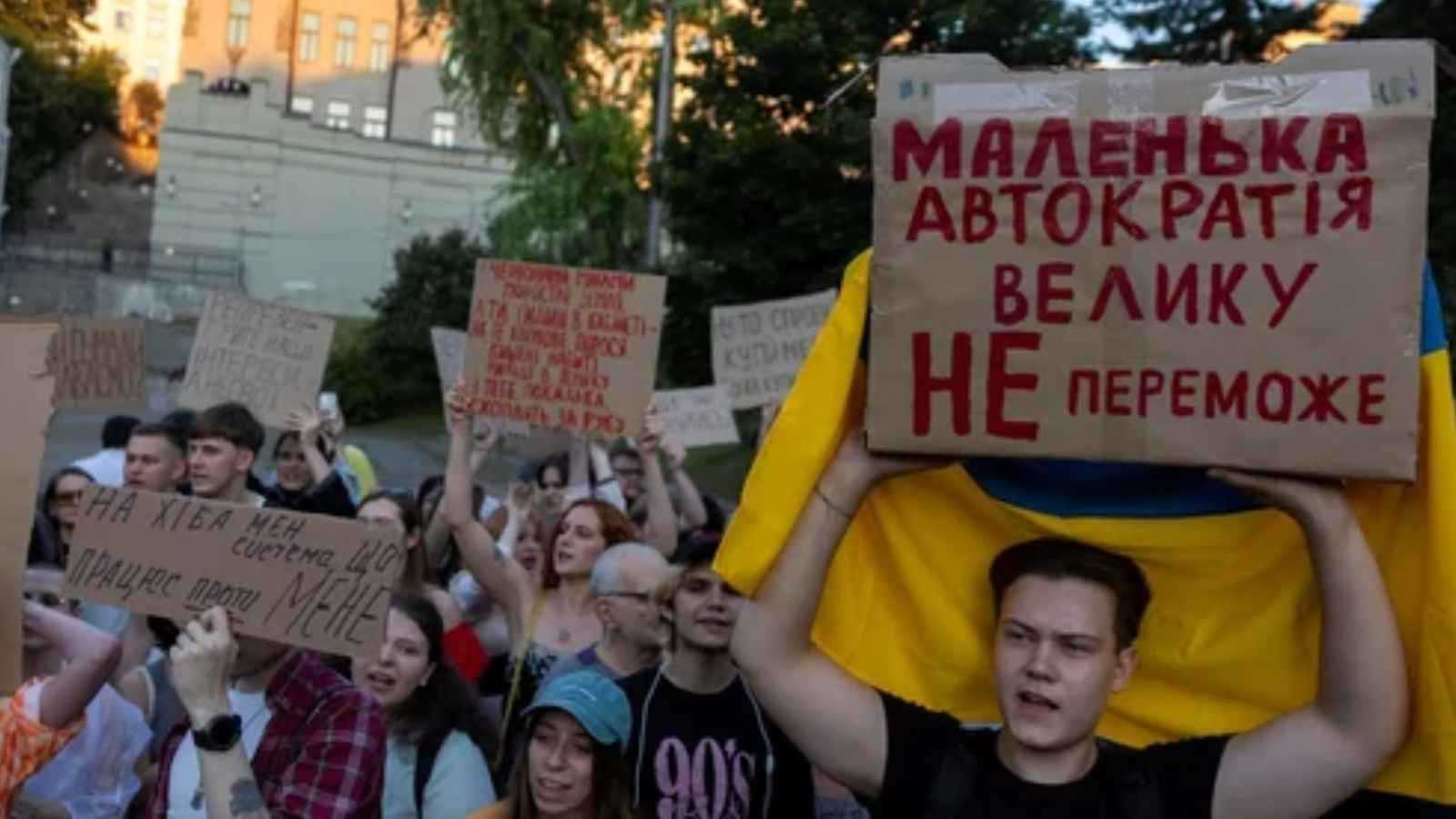 زلزال سياسي يهدد أوكرانيا.. زيلينسكي يواجه أول تحدٍ من الداخل