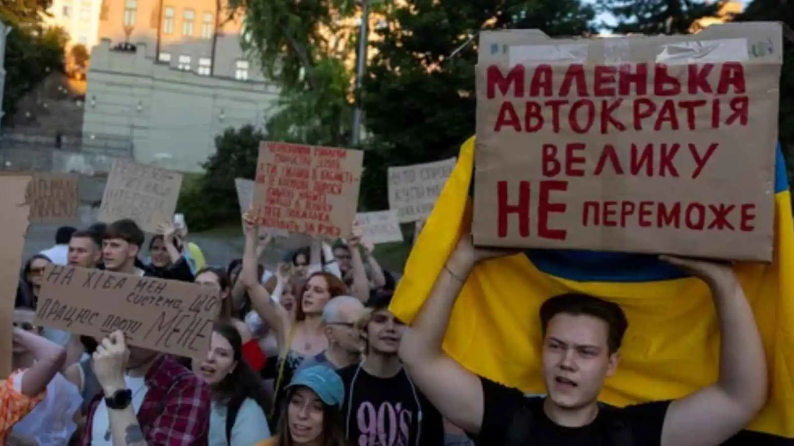 زلزال سياسي يهدد أوكرانيا.. زيلينسكي يواجه أول تحدٍ من الداخل