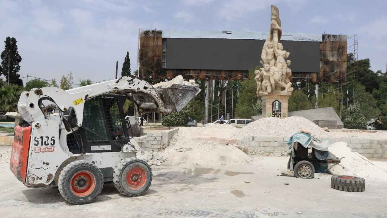 نُقل بشكل "غير آمن".. تضرر تمثال شهير يثير جدلاً في سوريا (فيديو)