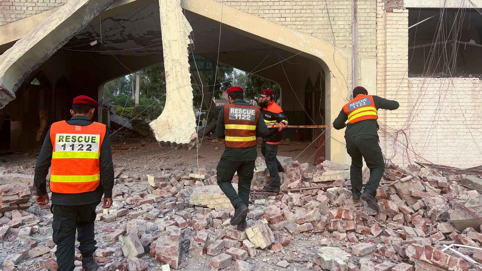 باكستان تغلق 3 مطارات رئيسة وتدمر 12 مسيرة هندية