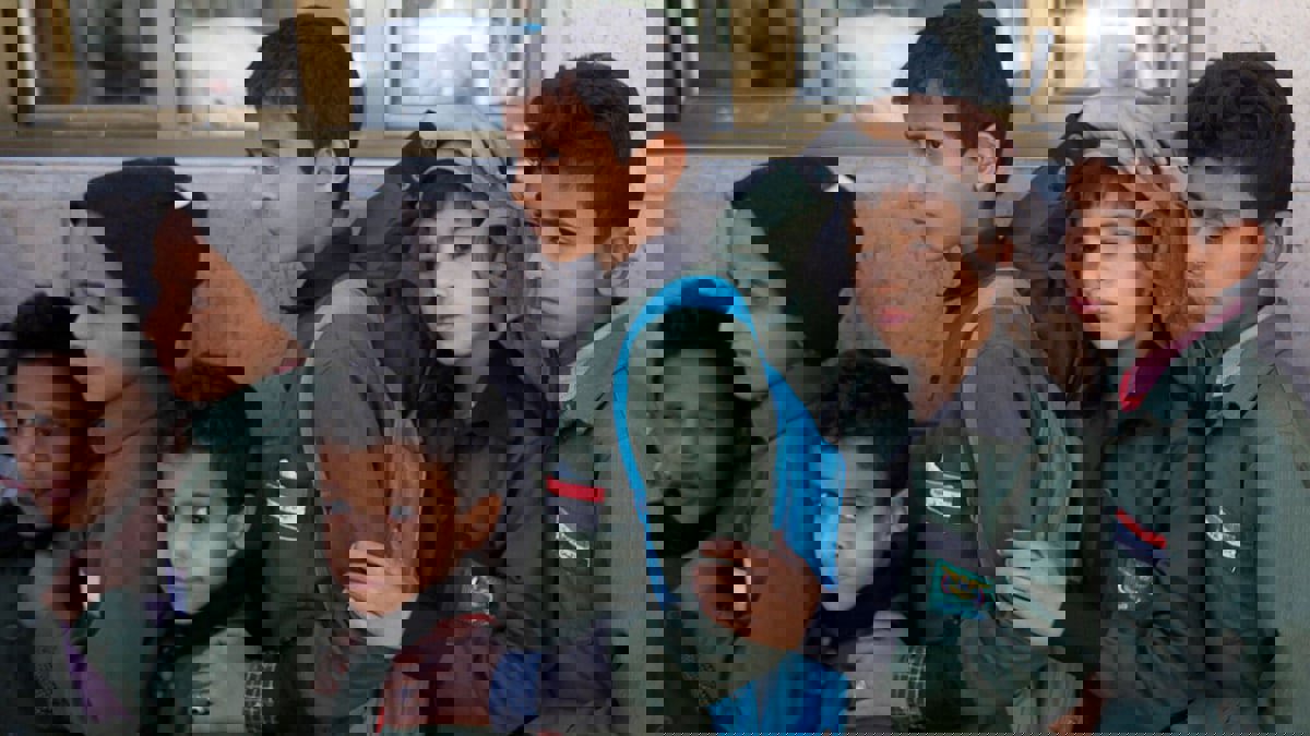 الحوثي يلزم الطلاب ترديد "الصرخة".. والإرياني يحذر من "مسخ هوية الأطفال"