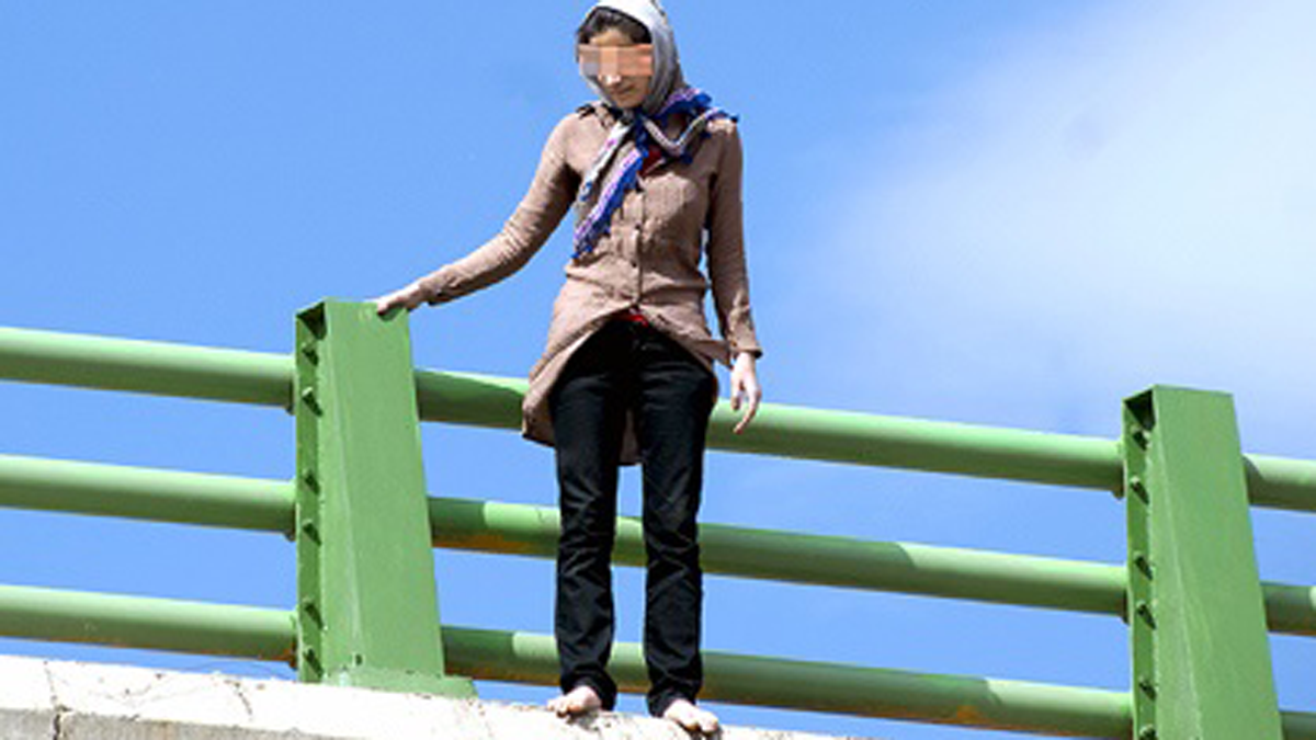 انتحار مراهقة برمي نفسها من أعلى جسر جنوب إيران (فيديو)