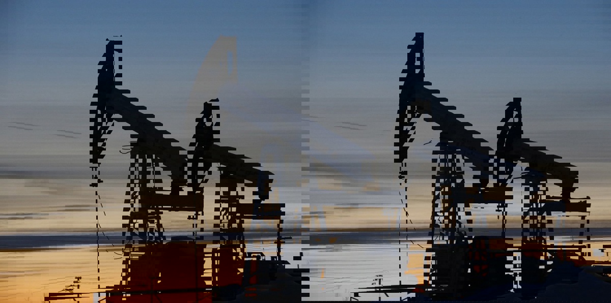 النفط يرتفع بدعم من خفض الإنتاج والقلق من عقوبات على إيران