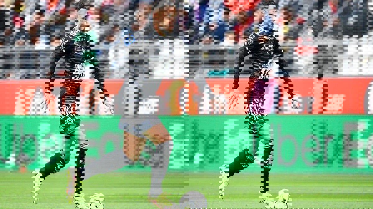 عد إلى الجزائر.. يوسف بلايلي يتعرض لهتافات عنصرية من جماهير ريمس