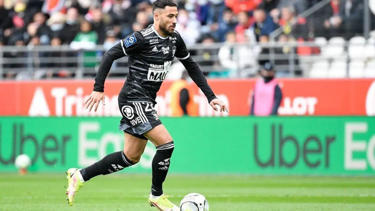 عد إلى الجزائر.. يوسف بلايلي يتعرض لهتافات عنصرية من جماهير ريمس