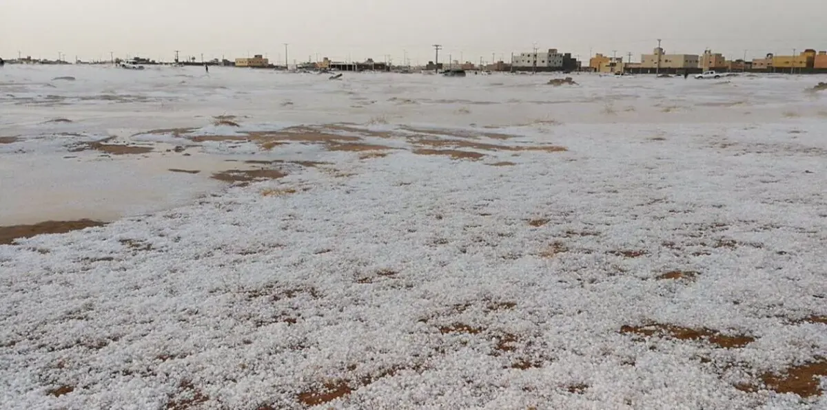 بالفيديو.. تساقط كثيف ونادر للبرَد على جدة