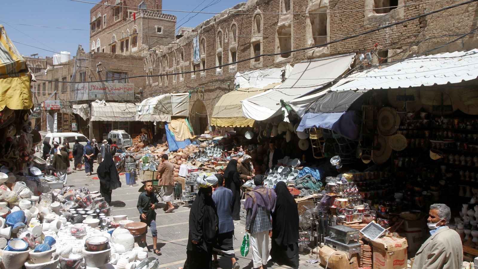 الحكومة اليمنية: رفع الحوثيين الضرائب والجمارك "ابتزاز" للتجار