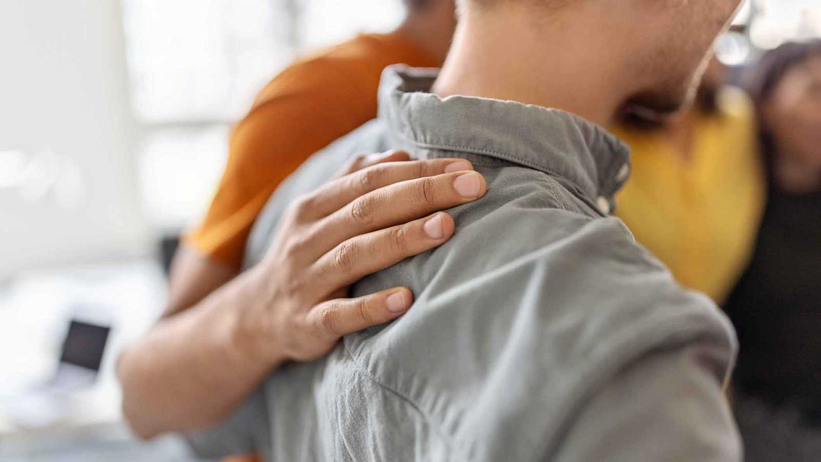 هكذا يترجم الدماغ اللمسة إلى إحساس وعاطفة