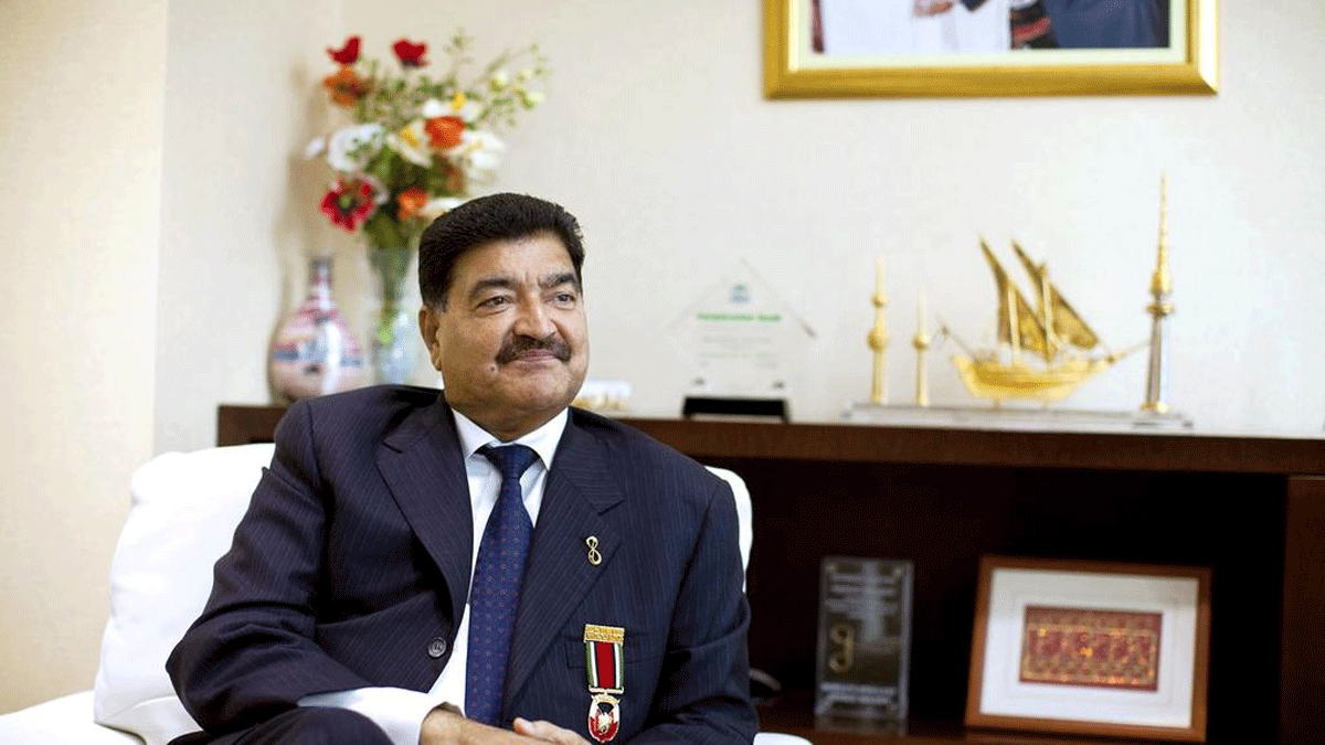 مصرف الإمارات المركزي يطالب البنوك بتجميد حسابات مؤسس "إن إم سي"