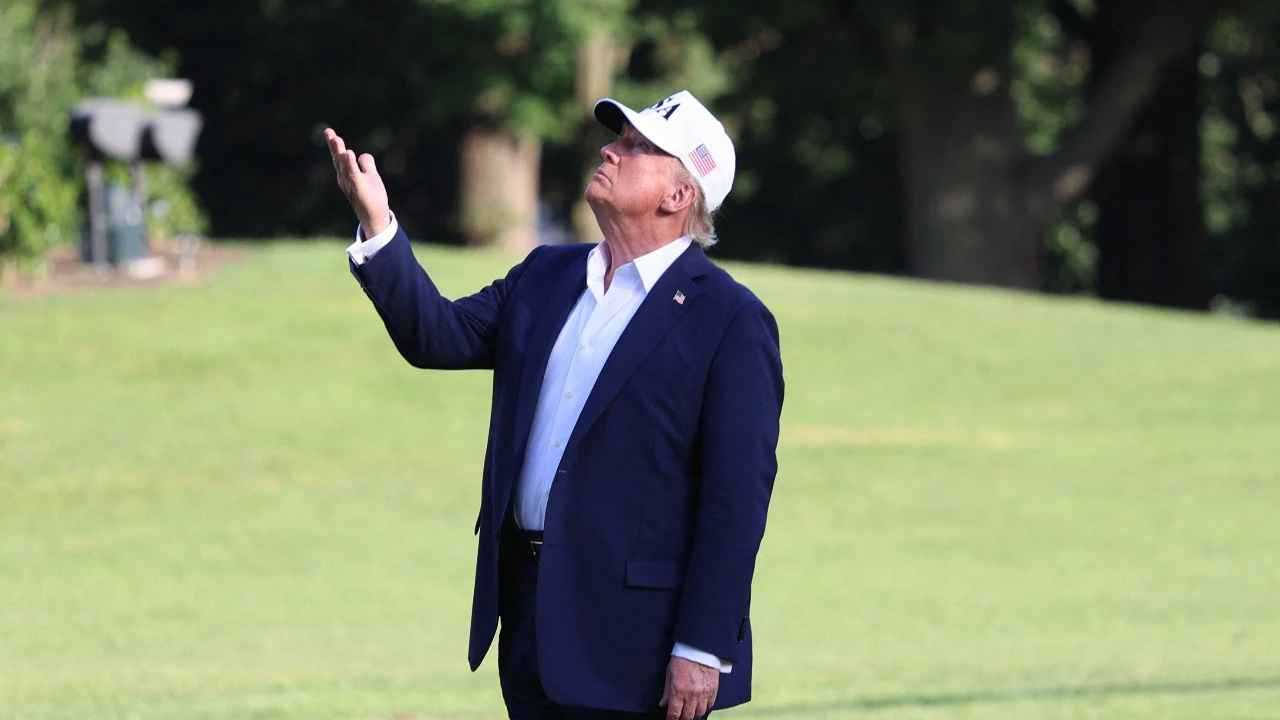 الثانية خلال أسبوع.. طائرة تخترق الحظر الجوي فوق منتجع ترامب