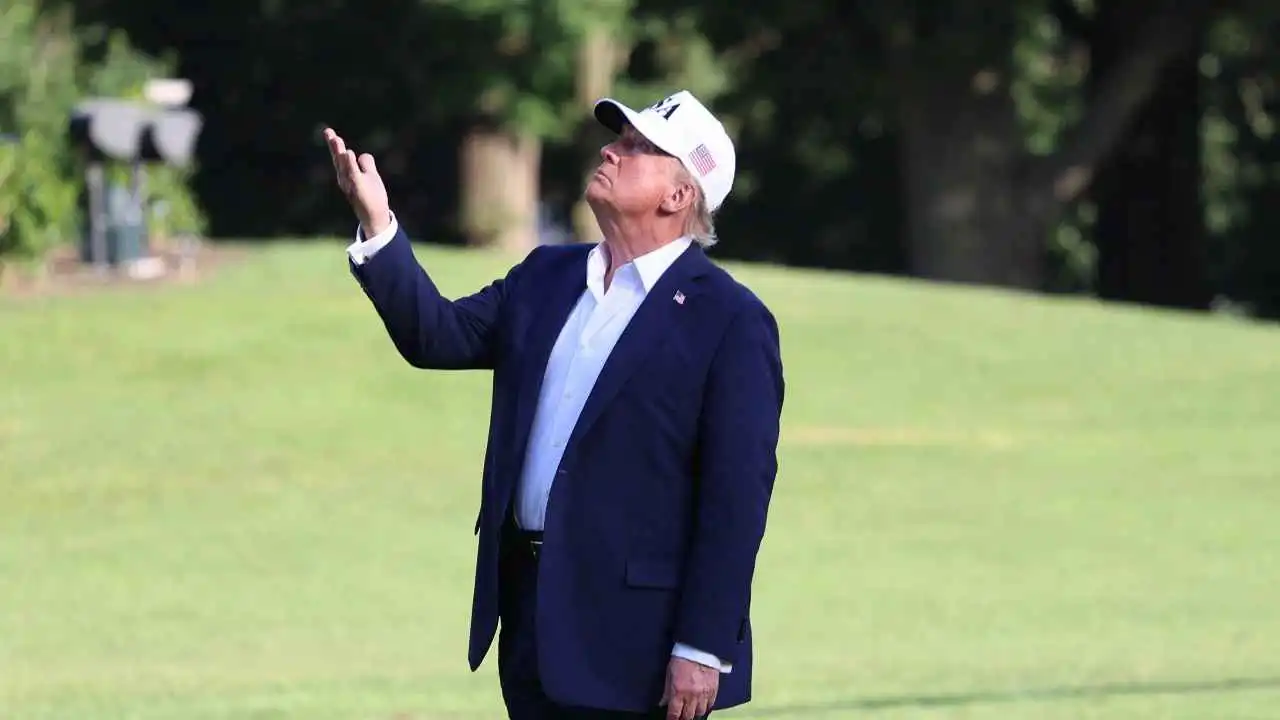 الثانية خلال أسبوع.. طائرة تخترق الحظر الجوي فوق منتجع ترامب